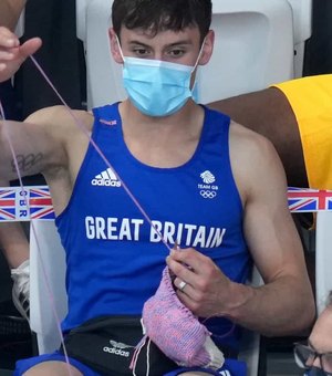 Britânico termina cardigã que tricotou na Olimpíada e mostra resultado nas redes