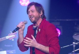 VÍDEO: Vocalista da Legião Urbana cai do palco e fratura 2 costelas