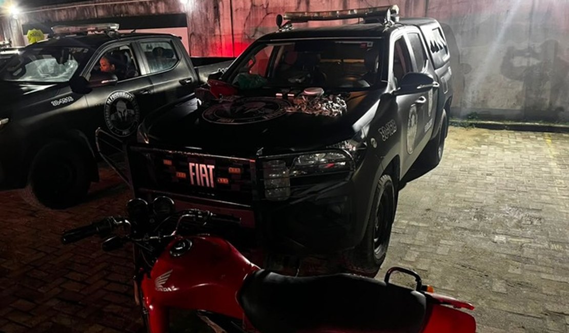 Ação da Companhia de Choque prende dois homens por tráfico de drogas e recupera moto roubada no Vergel