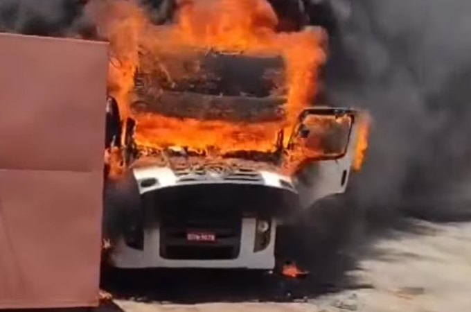 Carreta é destruída por incêndio durante serviço de solda no interior de Alagoas
