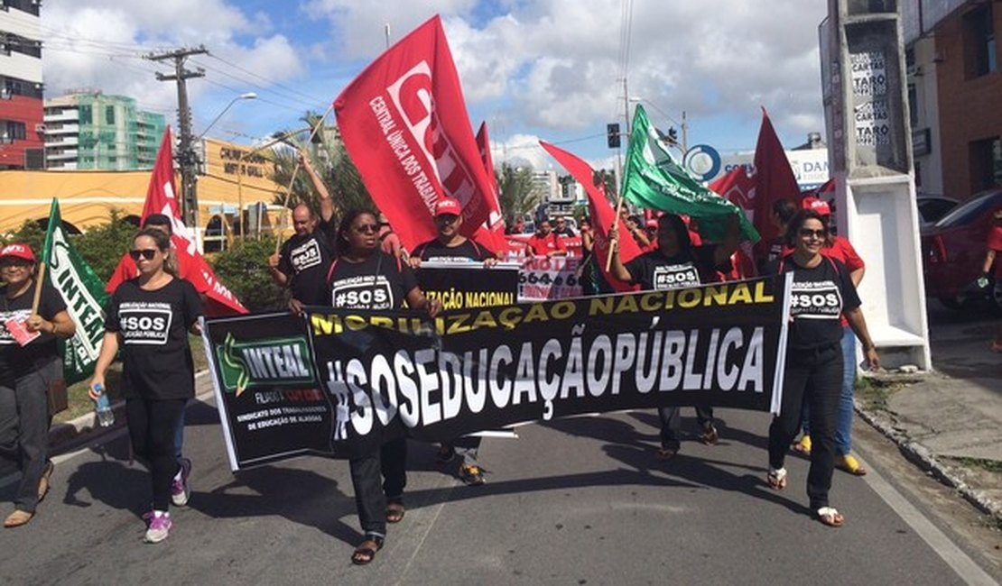 Movimentos sindicais protestam contra o governo de Alagoas