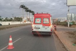Mudança de faixa resulta em colisão entre carro e moto na AL-220, em Arapiraca