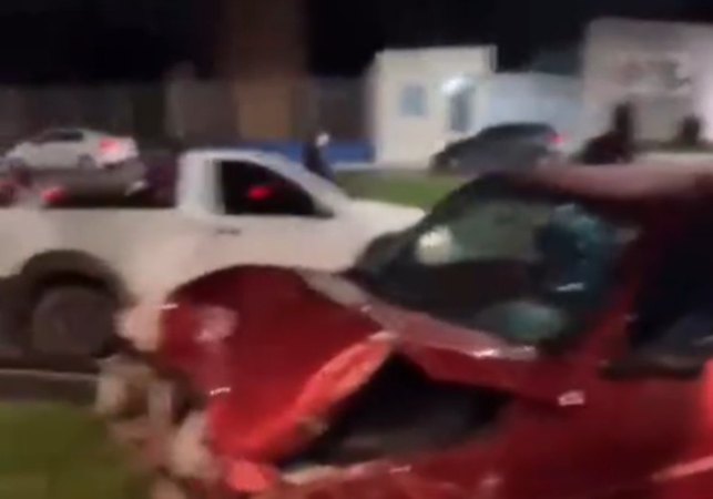 Acidente envolve cinco carros na Av. Fernandes Lima e homem é preso em flagrante após tentar agredir policiais