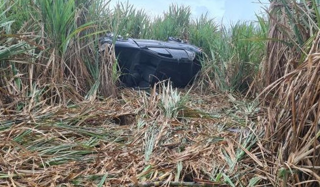 Capotamento deixa três adultos e uma criança feridos, em São Miguel