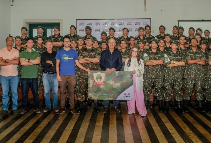 Prefeito Ronaldo Lopes entrega cartão Bolsa Atirador para jovens do Tiro de Guerra de Penedo