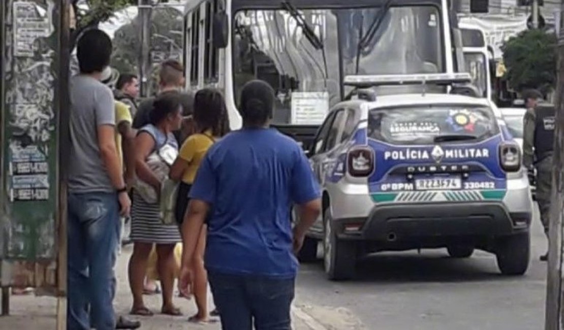 Jovem morre após colocar cabeça para fora de ônibus e bater em poste