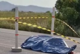 Condutor perde controle de moto, cai em rodovia e morre atropelado por carreta em São Sebastião
