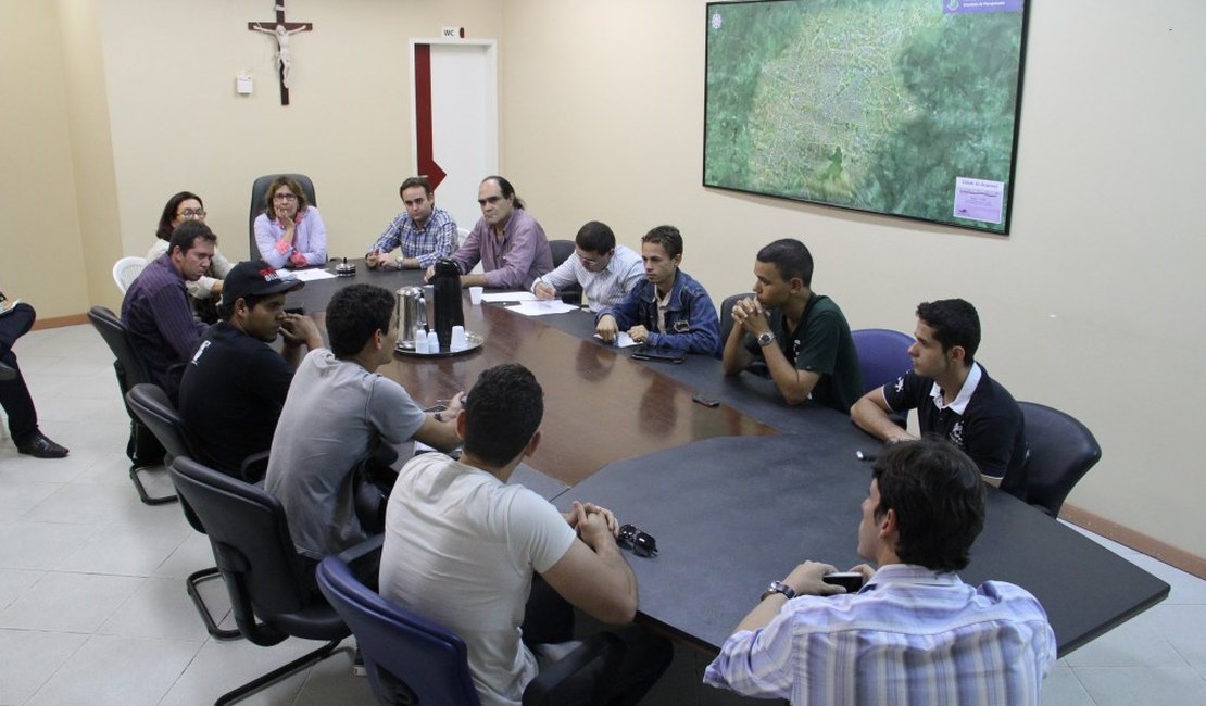 Célia fortalece transporte público com estudantes