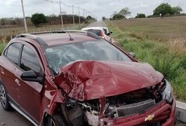 Motorista perde controle da direção e carro derruba poste em Girau do Ponciano