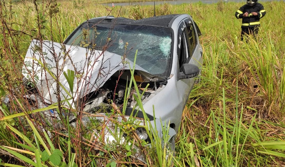 Motorista fica ferido ao bater carro em poste de energia elétrica em Rio Largo