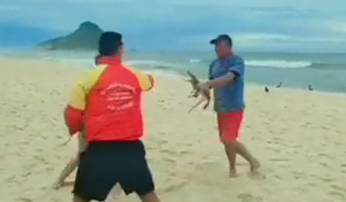VÍDEO. Banhistas brigam por causa de jacaré e animal é usado como ‘arma’ em praia do Rio