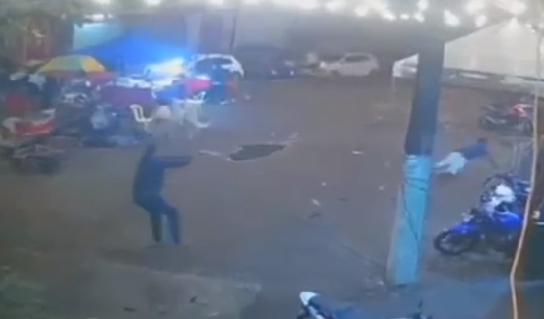 Vídeo mostra momento em que homem é executado próximo a chopperia, em Maceió; veja!