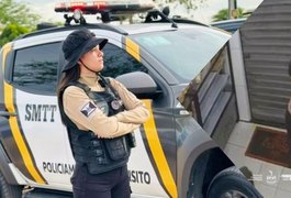 Agente de trânsito é homenageada após acolher e amamentar bebê durante ocorrência