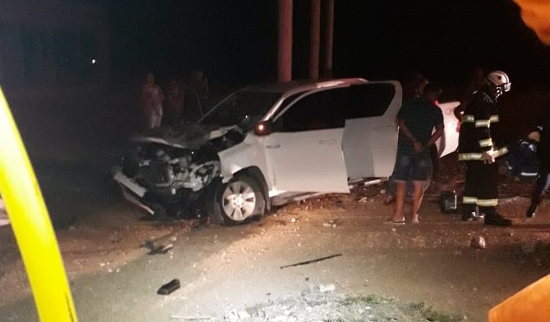 Motorista fica ferido ao colidir carro em ponto de ônibus,na AL 145, em Delmiro