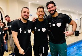 Alagoano Roberto Firmino é batizado em igreja de Liverpool