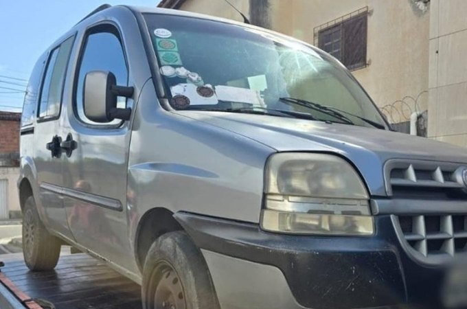 DMTT flagra crianças trancadas em veículo usado em transporte escolar irregular em Maceió