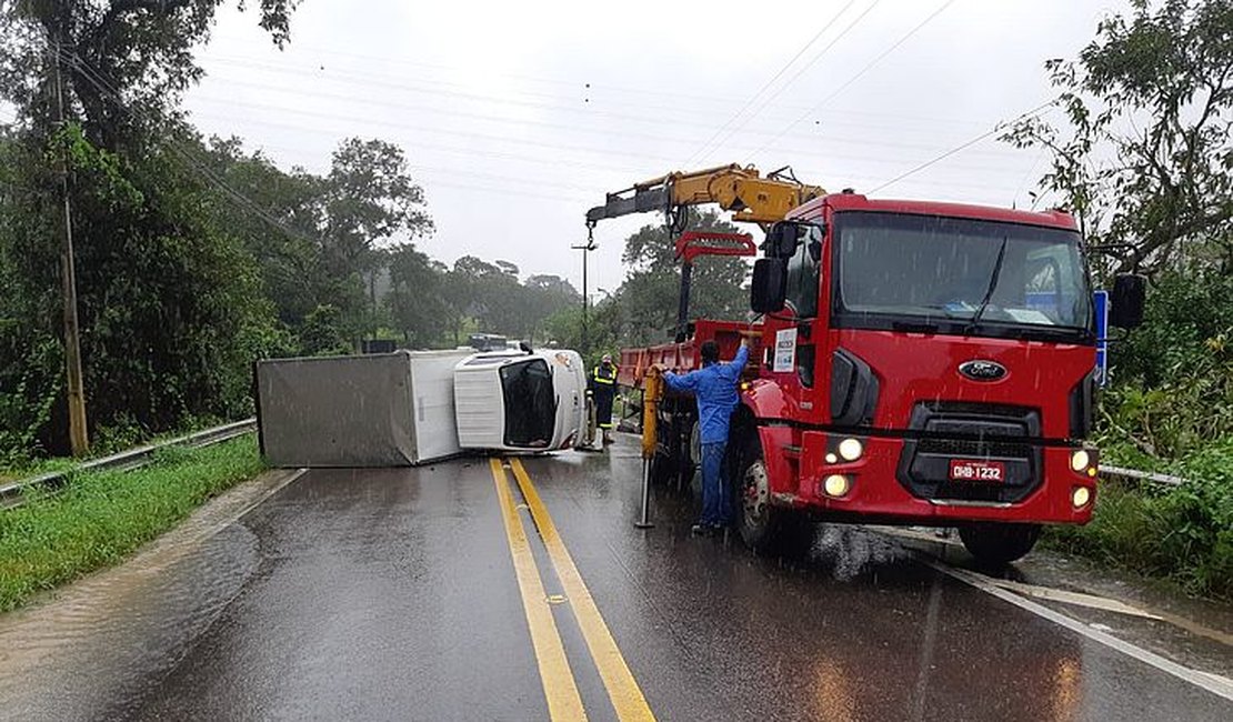Tombamento de caminhão bloqueia trecho da BR-316, em Satuba, na manhã desta quinta-feira