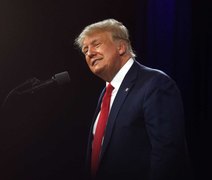 Juiz multa Trump e ameaça prendê-lo por desacato em julgamento