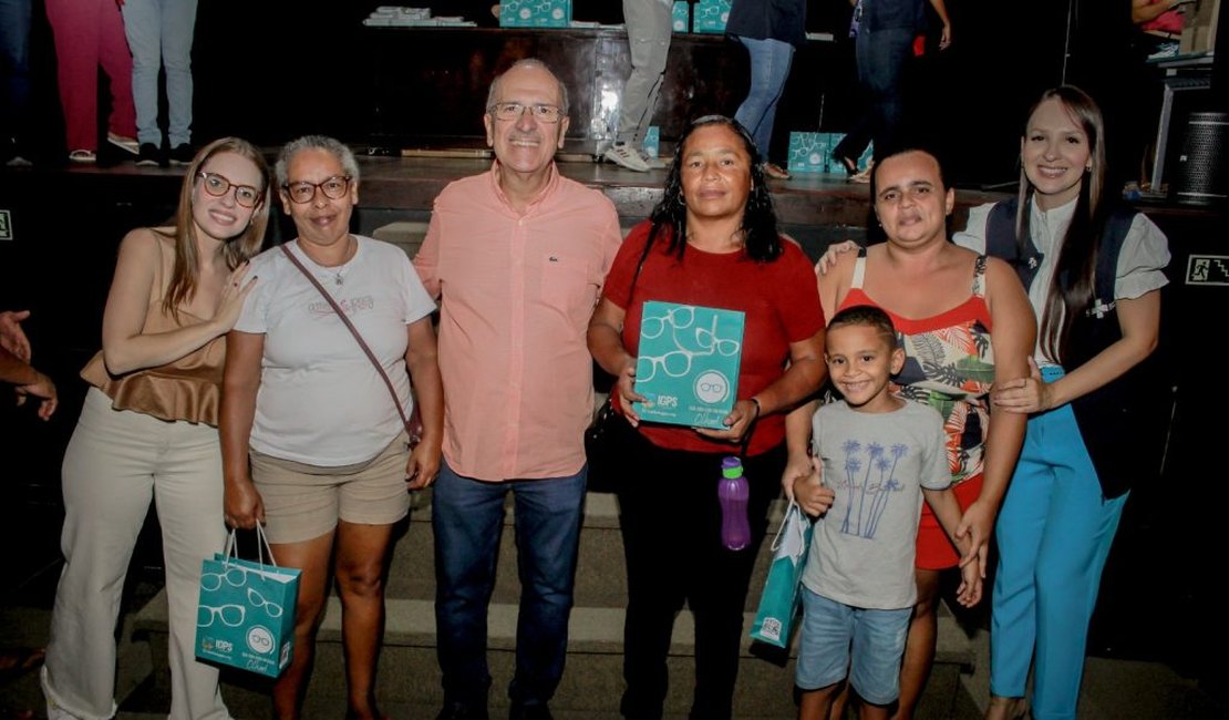 Programa Sua Vida Com Novo Olhar já entregou 1.900 óculos para a população carente de Penedo