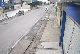 Vídeo. Câmeras flagram catador furtando construção em Arapiraca
