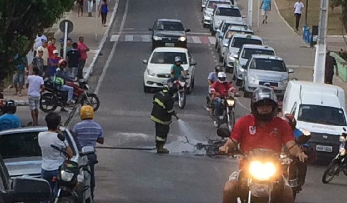 Colisão entre motocicletas causa incêndio em um dos veículos, em Arapiraca
