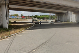 Carro capota após batida com outro veículo em São Sebastião