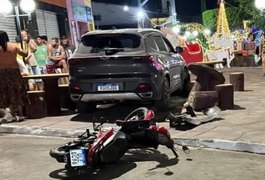 Condutor supostamente embriagado invade calçadão com carro e deixa moto destruída, em Feira Grande