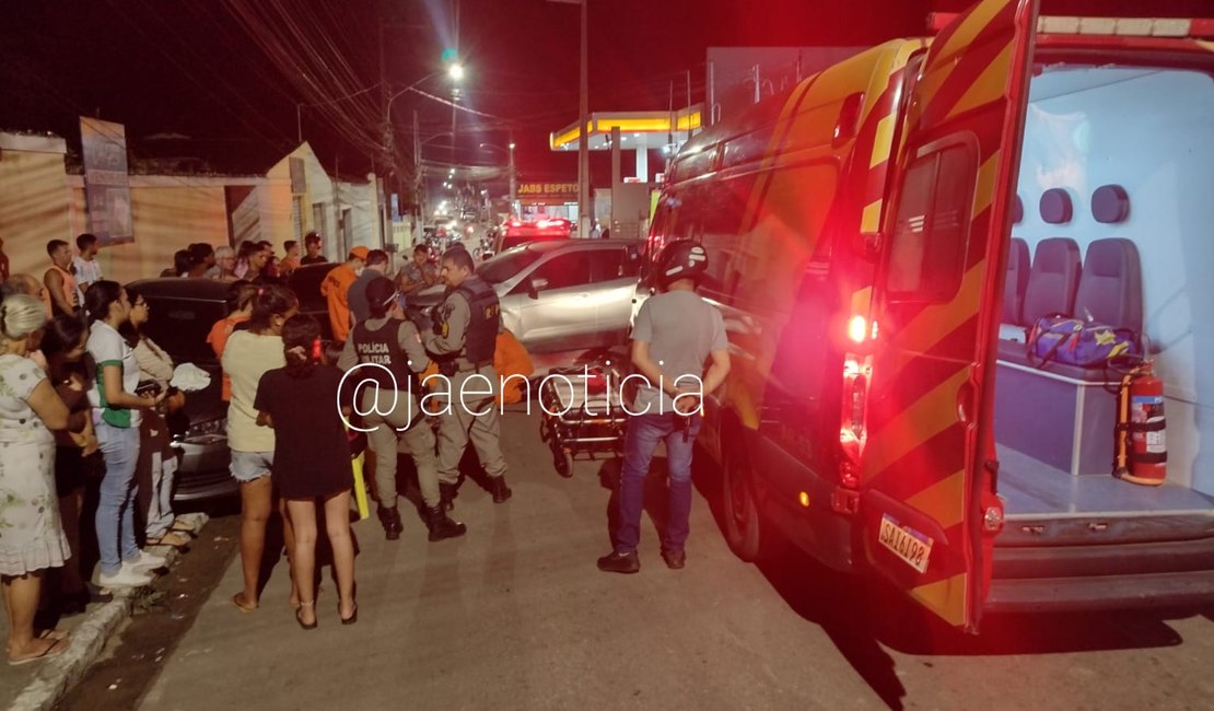 Mulher perde o controle da direção de carro, derruba portão de casa e atinge outros veículos, em Arapiraca