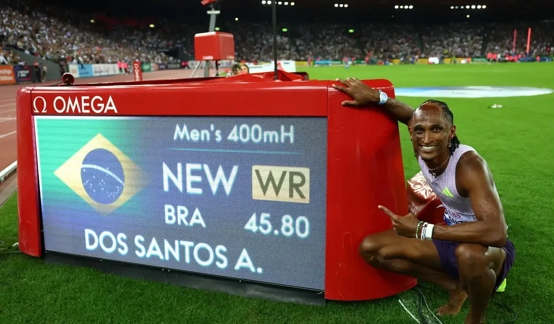 Alison dos Santos quebra recorde mundial dos 400m com barreiras