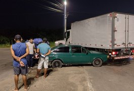 Colisão entre carro de passeio com reboque e caminhão-baú é registrada em Arapiraca