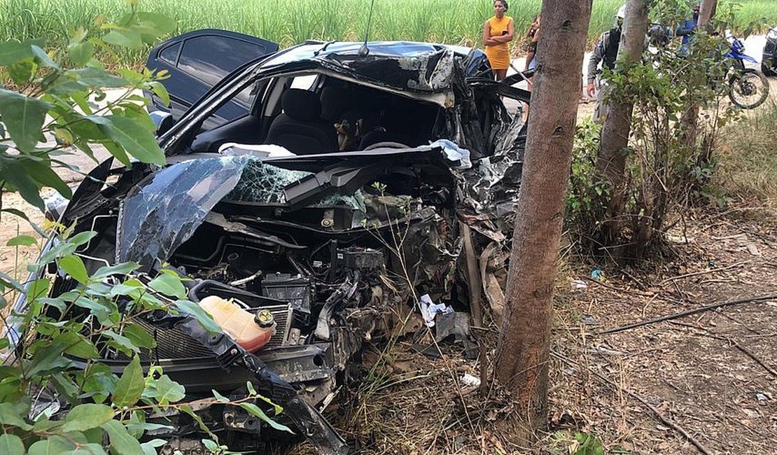 Batida frontal envolvendo dois carros deixa duas vítimas fatais em Atalaia