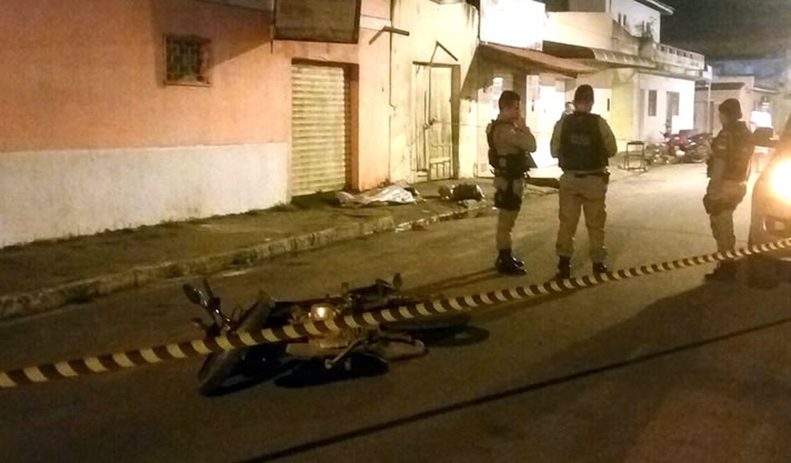 Homem é morto a tiros enquanto conduzia moto no centro de Arapiraca