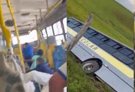 Ônibus escolar da Prefeitura de Atalaia tomba com alunos a bordo