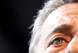 Chico Buarque passa por cirurgia para aliviar pressão intracraniana, no Rio
