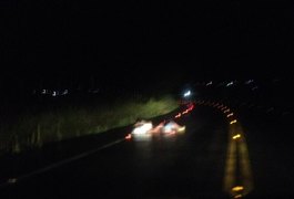 Mulher e criança deitam em rodovia e criminosos tentam assaltar motoristas