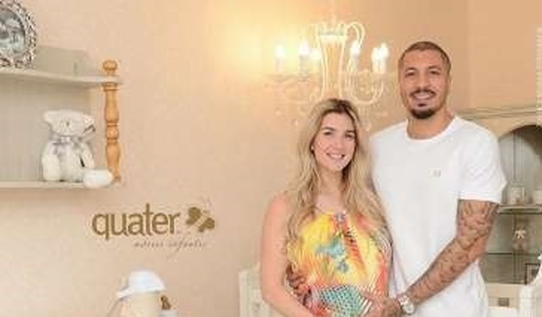 Ex-BBBs Aline e Fernando exibem móveis para o quarto do 1º filho