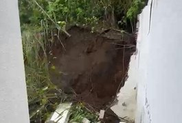 VÍDEO: Dona de residência em Arapiraca teme novo deslizamento de terra após queda de muro