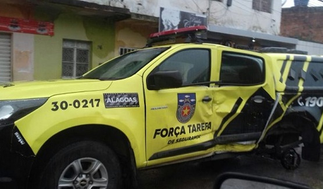 Militares da Força Tarefa ficam feridos após van colidir em viatura