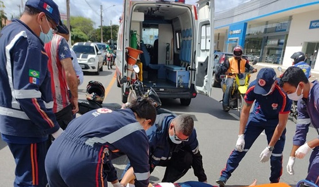 VÍDEO. Manobra de motociclista termina com mulher ferida em avenida do Jardim Tropical