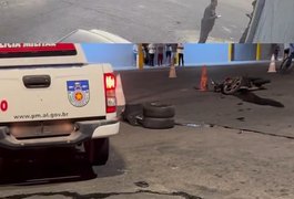 Motociclista morre após ser atingido por carro e atropelado por caminhão no Benedito Bentes, em Maceió