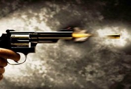 Populares denunciam e homem é detido com revólver, em Arapiraca