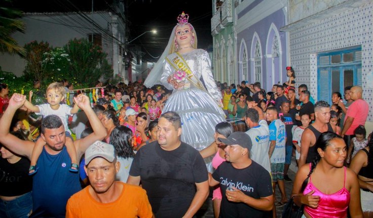 Bloco da Boneca Raquel abre prévias carnavalescas de Penedo com frevo e bonecos gigantes