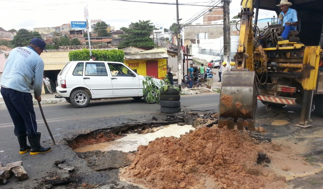 Cano estoura e trânsito é bloqueado na Rua 15 de Novembro em Arapiraca