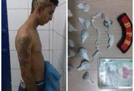 Jovem é flagrado por câmeras de videomonitoramento traficando drogas em Maceió