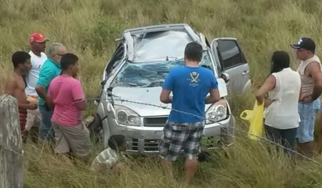 Veículo capota na AL 110 e deixa cinco pessoas feridas em Coité
