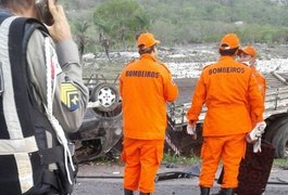 Colisão entre carro de passeio e caminhão deixa dois mortos na AL-220