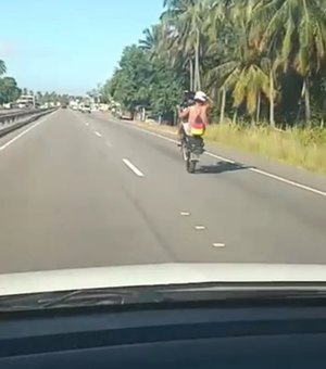 Vídeo. Homem é flagrado fazendo manobra arriscada com moto em Marechal Deodoro