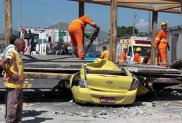 Carreta derruba passarela e mata 4 pessoas no Rio de Janeiro