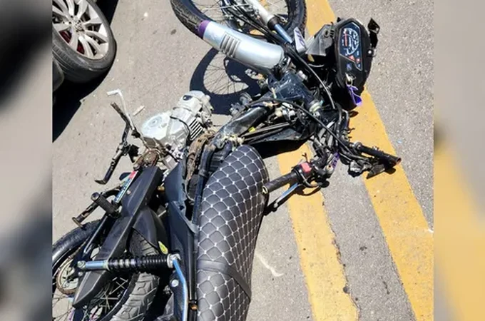 Colisão entre caminhão e moto deixa barbeiro morto em rodovia alagoana