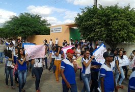 Estudantes e professores realizam manifestação contra a PEC 241 no Agreste alagoano